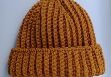 Зимняя шапка бини горчичного цвета