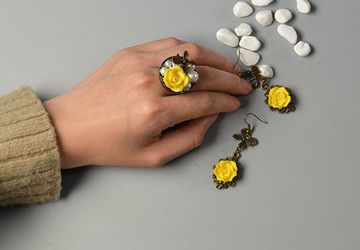 Набор из сережек и кольца в старинном стиле.