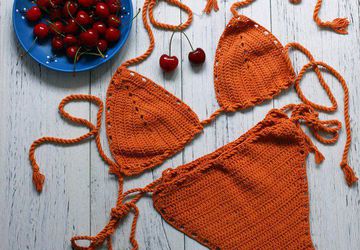 Купальник бикини из рыжей пряжи