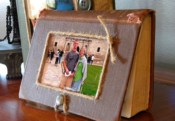 Рамка для фотографий из старой книги.