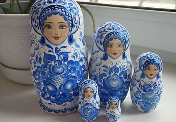 Матрешка 'Гжель' h=15см , расписана гуашью , покрыта лаком в 4 слоя ,