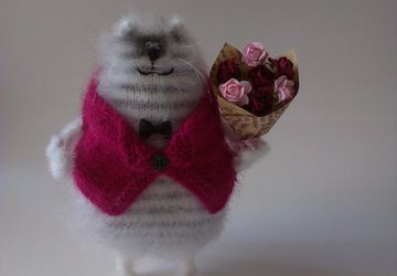 Кот с букетом