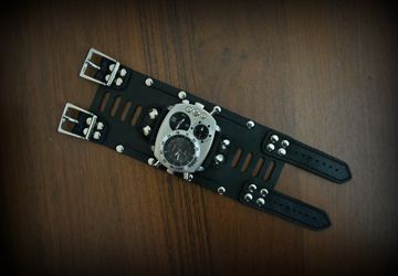 Часы мужские на широком браслете из натуральной кожи