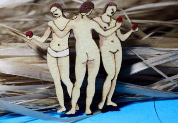 Деревянная брошка "Три грации"