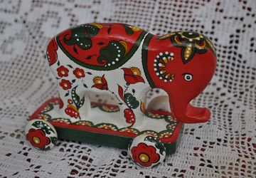 Деревянный слоник на колёсиках