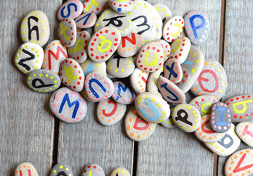 Алфавит из гальки.