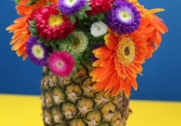 Необычная ваза для цветов из ананаса.