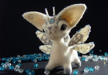 Котенок крылатый серьезный