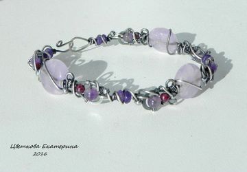Серебряный браслет с натуральным аметистом и гранатом.