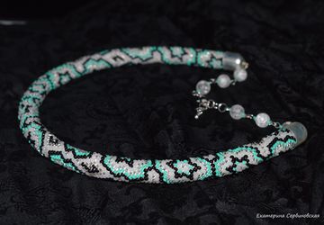 Бисерное колье "Мятный лёд"