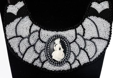 Колье ручной работы из бисера и камеи