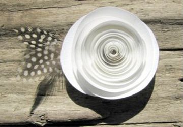 Простой способ, как сделать розу из бумаги