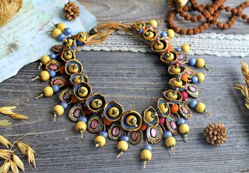 Пушистое колье с подвесками