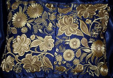 Подушка с золотой вышивкой