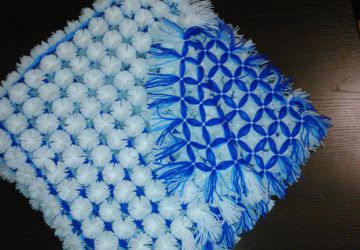 продам  декоративный плед, покрывало из помпонов, ручная работа