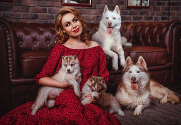 Длинное красное платье с приспущенными плечами