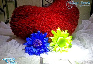 Необычный цветок из атласных лент