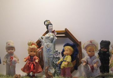 кукла в костюме макраме