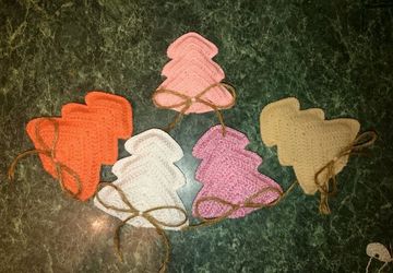 Елочки сувенирные,  вязаные.