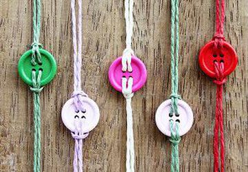 Простой и стильный браслет из пуговиц.