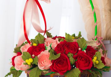 букет из 55 роз в корзине