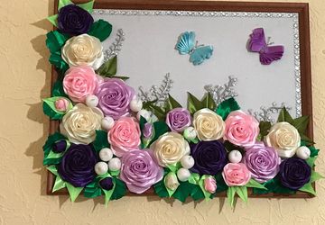 Картина из роз с атласных лент.