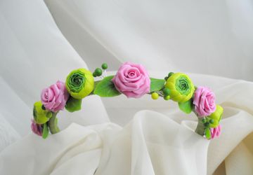 Ободок-венок с цветами из холодного фарфора