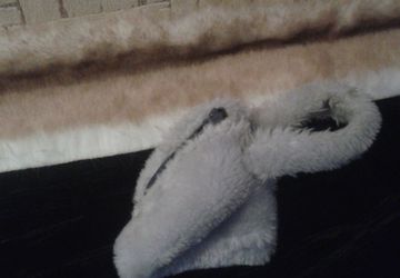 Меховые минисумки-треугольники