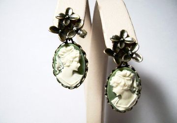 Серьги-гвоздики с камеей