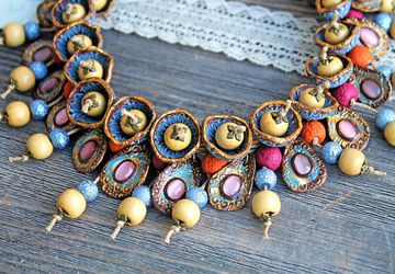 Пушистое колье с подвесками