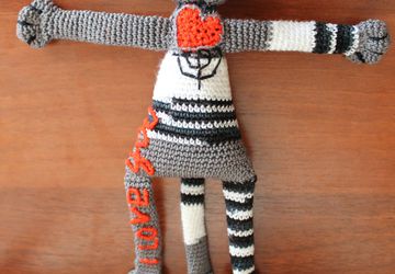 Вязаная игрушка " Влюбленный Кот"