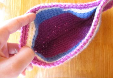 Женская вязанная косметичка