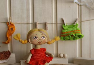 Текстильная игровая  куколка с комплектом одежды.