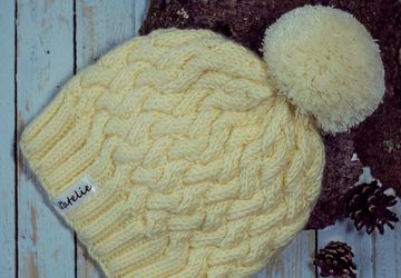 Вязаная шапка с помпоном