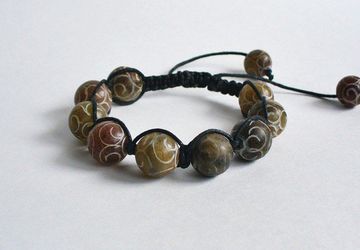 Шамбала браслет с бусинами из нефрита с резьбой