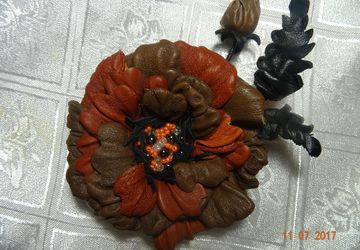 Брошь из кожи