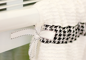 КУХОННОЕ ПОЛОТЕНЦЕ С ФИКСАЦИЕЙ НА ДВЕРКЕ ДУХОВКИ СВОИМИ РУКАМИ.