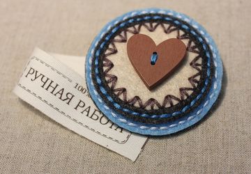 Уютная фетровая брошь