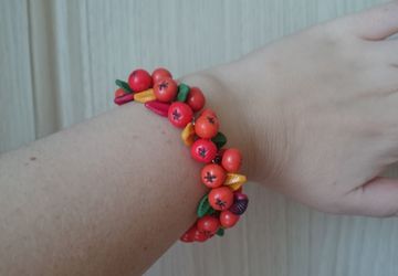 Браслет из ягод ручной работы
