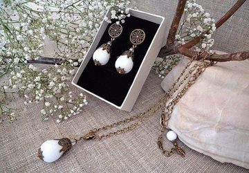 Кулон на цепочке и серьги-гвоздики из белых агатов