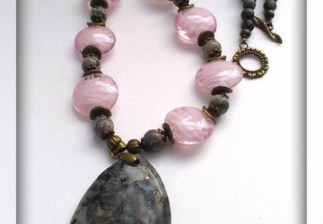 Колье "Серая роза"