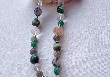 Браслет на замке из натуральных камней