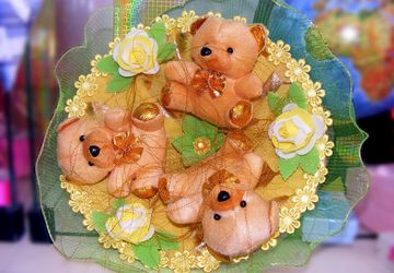 Букет из мягких игрушек "Три мишки с золотыми пяточками"