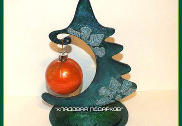Елка на подставке с шариком