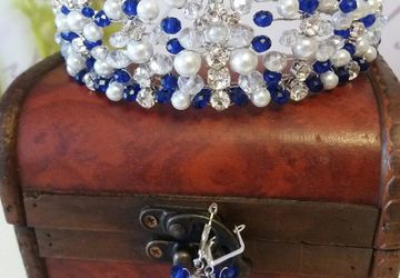 Диадема из бусин и серьги.