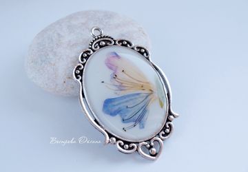 Кулон со стилизованной бабочкой.