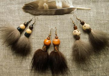 Сережки с меховыми кисточками