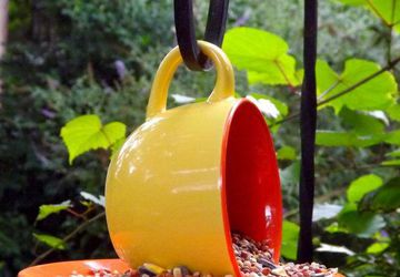 Садовый декор и кормушка для птиц из посуды.