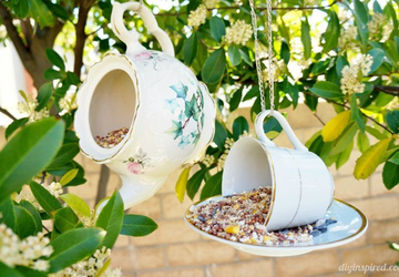 Садовый декор и кормушка для птиц из посуды.