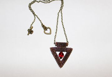 Кулон из бисера "Треугольник"